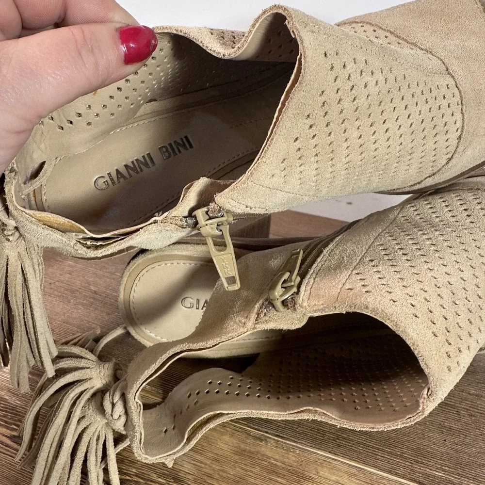 Gianni Bini Hadwin Heels Womens 8.5 Tan Suede Tassel Peep Toe Coquette Festival